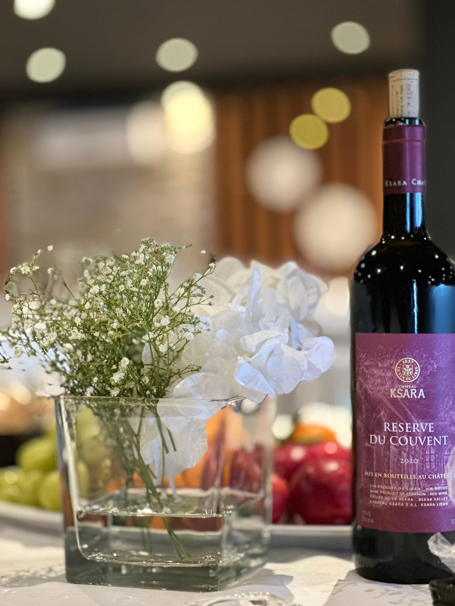 Réception élégante — fleurs blanches et vin Château Ksara